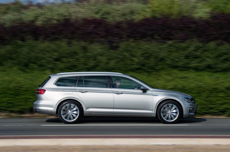  Volkswagen Passat Estate GTE 2016 года  (UK) (фото 22 из 30)